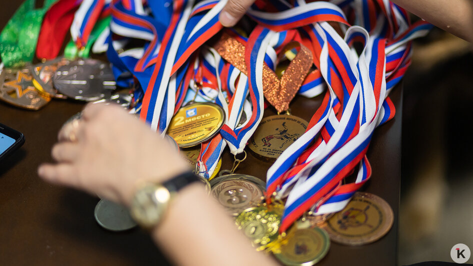 Спортивных наград хватит на целую команду | Фото: Александр Подгорчук / «Клопс»