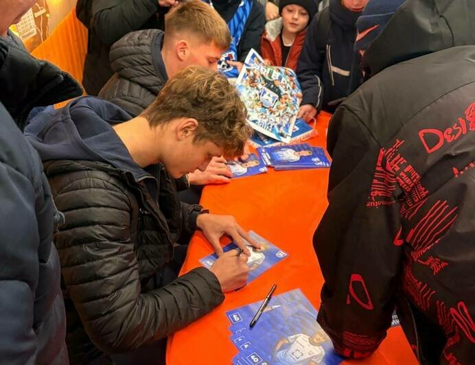 В Калининграде в новом центре Ivanor разыграли шины Ikon Autograph и провели автограф-сессию игроков «Балтики» - Новости Калининграда