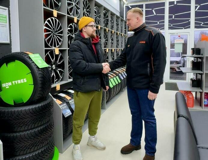 В Калининграде в новом центре Ivanor разыграли шины Ikon Autograph и провели автограф-сессию игроков «Балтики» - Новости Калининграда