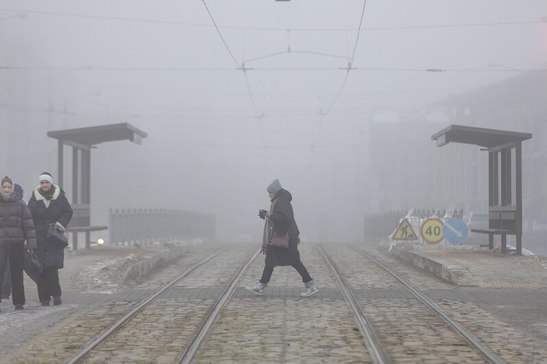 Свет сквозь пелену: в затянутом туманом Калининграде начали устанавливать первую новогоднюю ёлку (фоторепортаж) - Новости Калининграда | Фото: Александр Подгорчук / «Клопс»