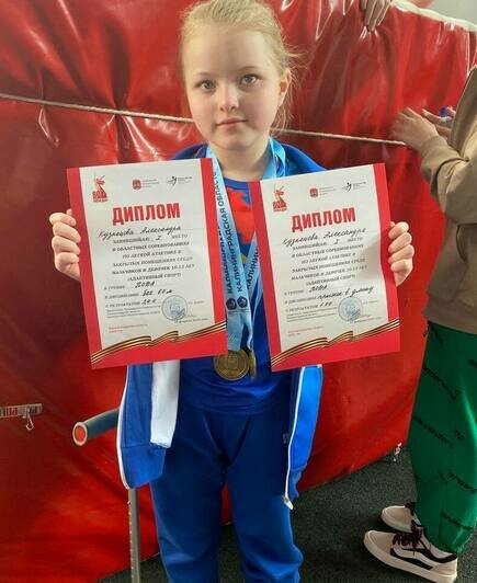 Слева — фотография Виктории Кузнецовой, справа — иллюстрация Ксюши Александровой / Midjourney.