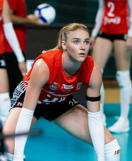 Слева — фотография Александра Подгорчука, справа — иллюстрация Ксюши Александровой / Midjourney.