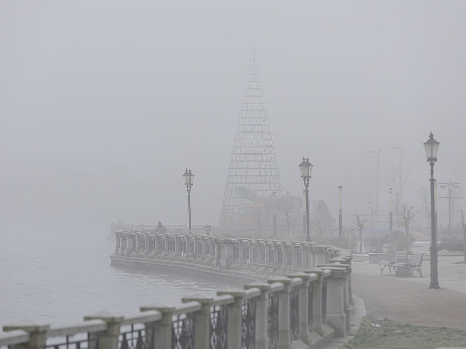 Фото дня: установка ёлки на Верхнем озере в туманном Калининграде