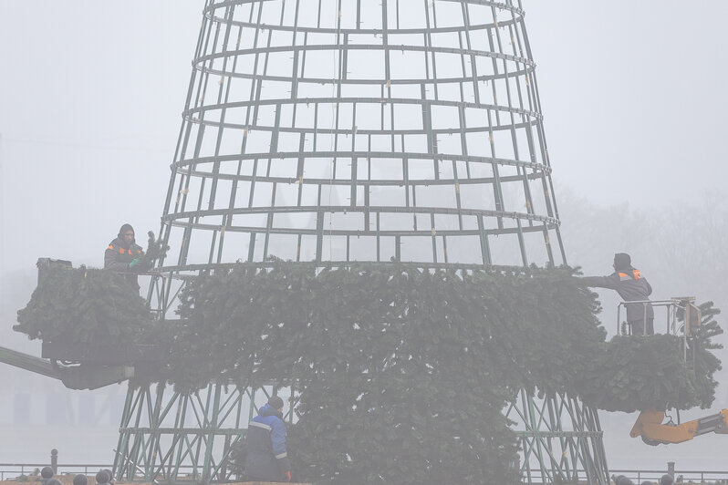 Свет сквозь пелену: в затянутом туманом Калининграде начали устанавливать первую новогоднюю ёлку (фоторепортаж) - Новости Калининграда | Фото: Александр Подгорчук / «Клопс»