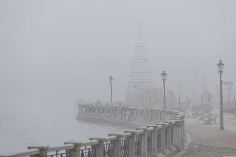 Свет сквозь пелену: в затянутом туманом Калининграде начали устанавливать первую новогоднюю ёлку (фоторепортаж) - Новости Калининграда | Фото: Александр Подгорчук / «Клопс»