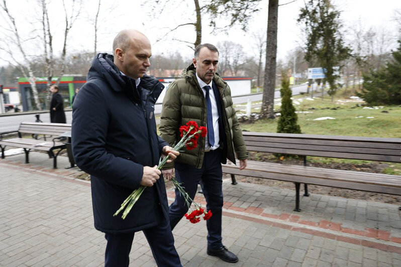 Сквер в честь первых переселенцев в Ладушкине недавно благоустроили. | Фото: пресс-служба Правительства Калининградской области