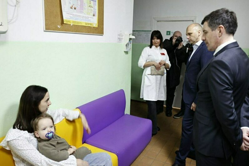 Во время осмотра детского поликлинического участка одна из мам попросила Алексея Беспрозванных обратить внимание на проблему с узкими специалистами. | Фото: пресс-служба Правительства Калининградской области