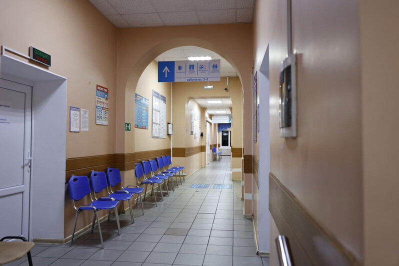 Во время осмотра детского поликлинического участка одна из мам попросила Алексея Беспрозванных обратить внимание на проблему с узкими специалистами. | Фото: пресс-служба Правительства Калининградской области