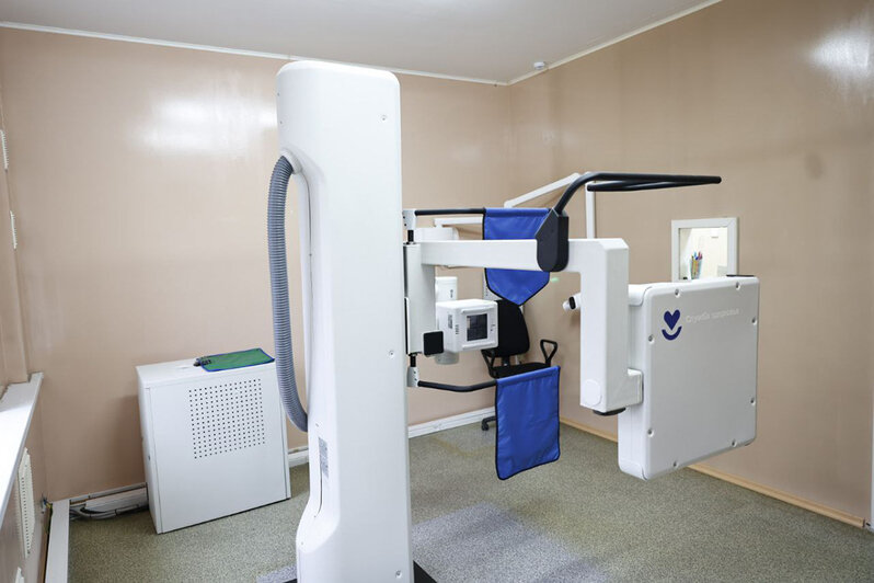 Во время осмотра детского поликлинического участка одна из мам попросила Алексея Беспрозванных обратить внимание на проблему с узкими специалистами. | Фото: пресс-служба Правительства Калининградской области