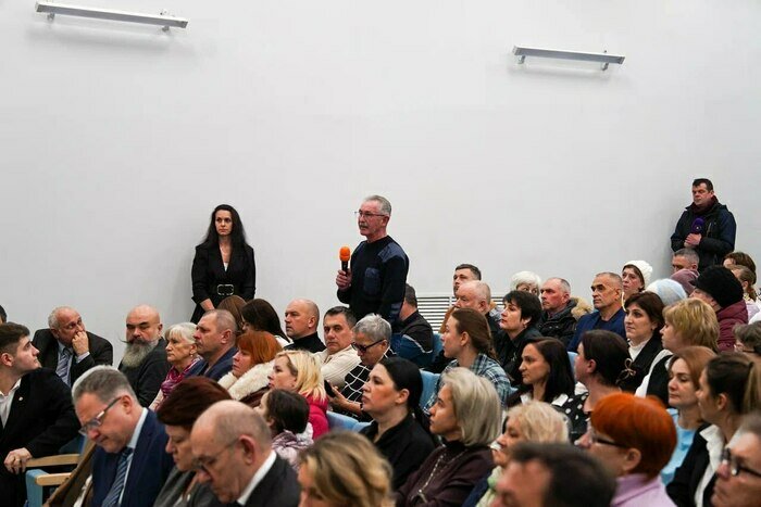 На встрече в Доме культуры Мамоново звучали традиционные вопросы – ремонт домов, дороги, освещение улиц, вода. | Фото: пресс-служба Правительства Калининградской области