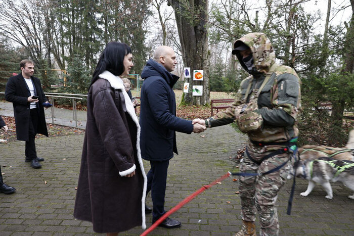 в Ладушкине, глава области пообщался с бойцами, которые были ранены в зоне СВО и сейчас проходят курс реабилитации.  | Фото: пресс-служба Правительства Калининградской области