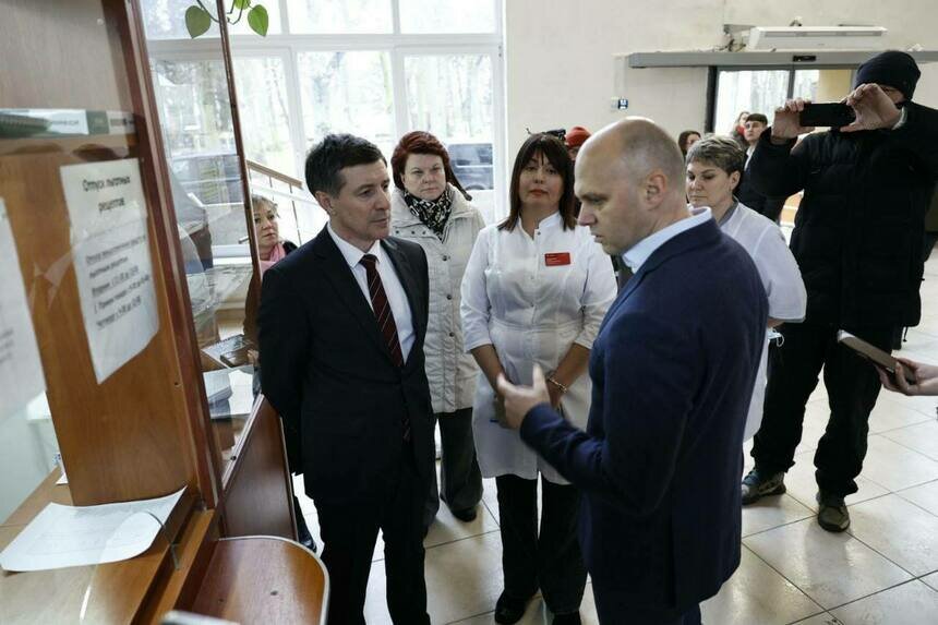 Алексей Беспрозванных посетил Ладушкинскую и Мамоновскую больницы вместе с главой минздрава Сергеем Дмитриевым. | Фото: пресс-служба Правительства Калининградской области