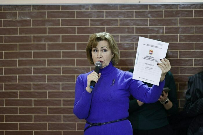 В Ладушкине на встречу с жителями Ольга Салимова пришла  с паспортом дуба. | Фото: пресс-служба Правительства Калининградской области