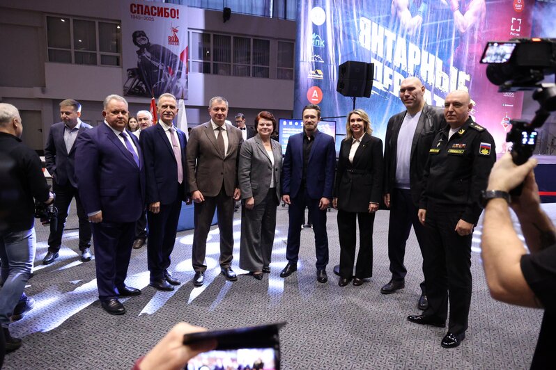 заслуженный мастер спорта России, первый зампредседателя Комитета Госдумы по туризму и развитию туристической инфраструктуры Николай Валуев (второй справа) | Фото: администрация Калининграда 