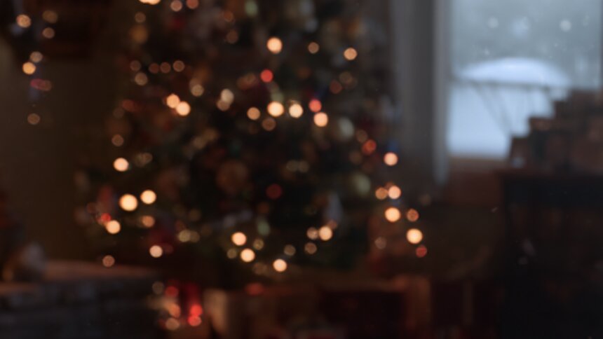 Когда наряжать ёлку для привлечения удачи и счастья: 6 волшебных дат в декабре 2025     - Новости Калининграда | Иллюстрация: Алиса Игонина / Midjourney