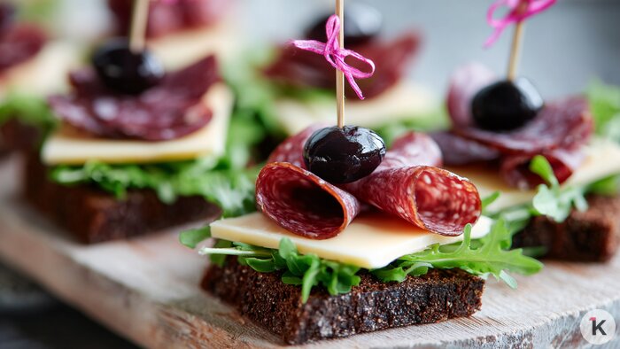 Когда песочные тарталетки набили оскомину: 4 вариации канапе для праздничного стола   - Новости Калининграда | Иллюстрация: Ксения Александрова / «Клопс»