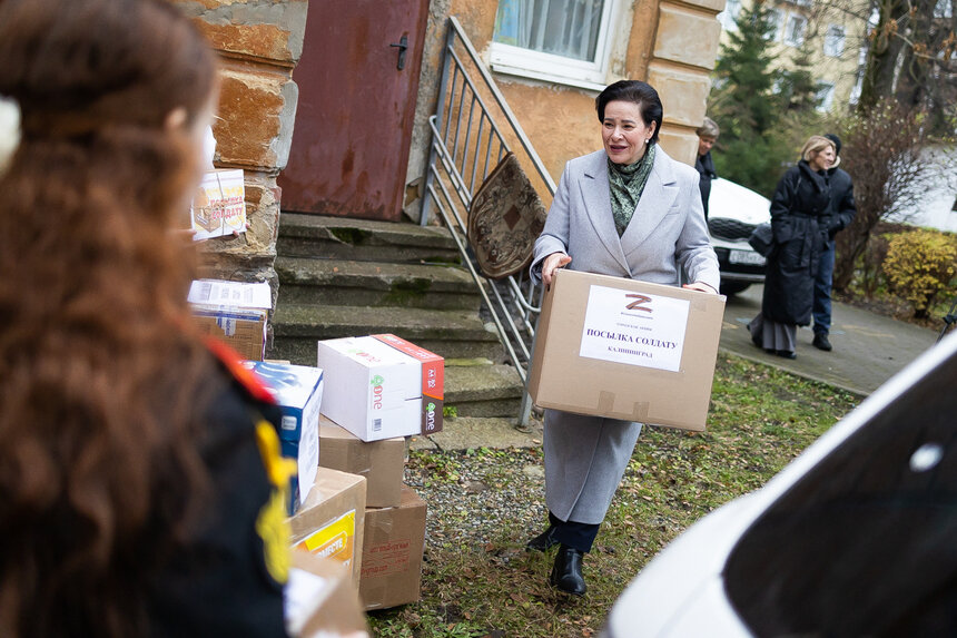 Глава администрации Елена Дятлова помогает волонтерам. | Фото: Александр Подгорчук