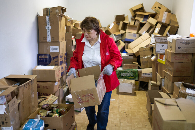 Калининградцы за месяц собрали более 1 200 посылок бойцам СВО (фоторепортаж) | Фото: Александр Подгорчук 