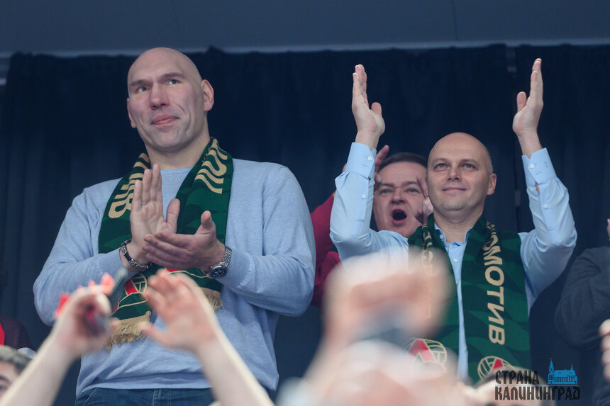 На трибунах за калининградскую команду болели губернатор региона Алексей Беспрозванных и экс-чемпион мира по боксу в супертяжелом весе Николай Валуев. | Фото: Александр Мелехов