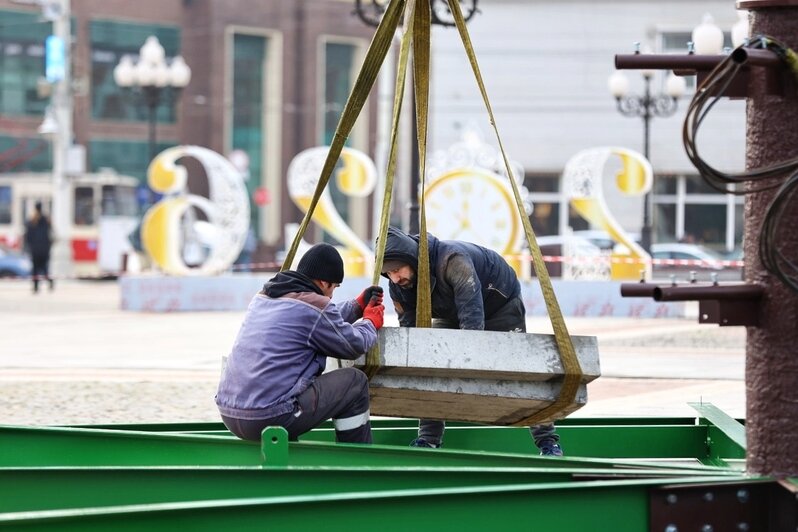 На площади Победы в Калининграде начал расти каркас будущей новогодней ёлки (фоторепортаж)  - Новости Калининграда | Фото: Александр Подгорчук / «Клопс»