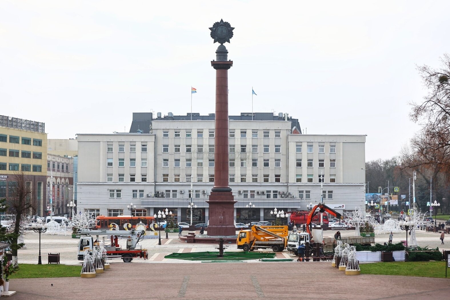 На площади Победы в Калининграде начал расти каркас будущей новогодней ёлки (фоторепортаж)  - Новости Калининграда | Фото: Александр Подгорчук / «Клопс»