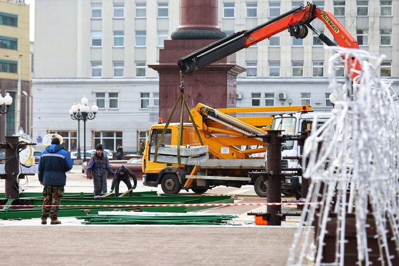 На площади Победы в Калининграде начал расти каркас будущей новогодней ёлки (фоторепортаж)  - Новости Калининграда | Фото: Александр Подгорчук / «Клопс»