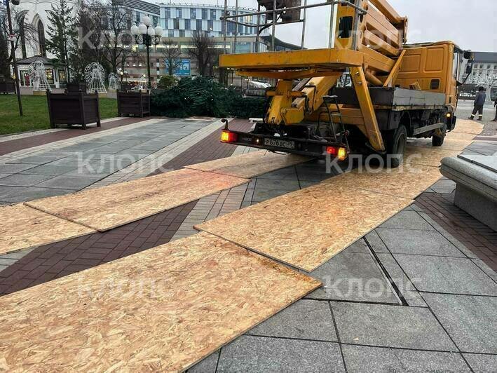 В центре Калининграда устанавливают новую ёлку со встроенной иллюминацией (фото, видео) - Новости Калининграда | Фото: «Клопс»