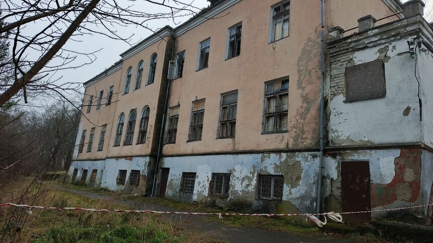 Многострадальное здание бывшего штаба в Холмогоровке хотят отдать федеральному Центру исторической памяти - Новости Калининграда | Фото: Раиса Куликова