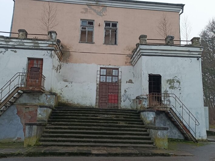 Многострадальное здание бывшего штаба в Холмогоровке хотят отдать федеральному Центру исторической памяти - Новости Калининграда | Фото: Раиса Куликова