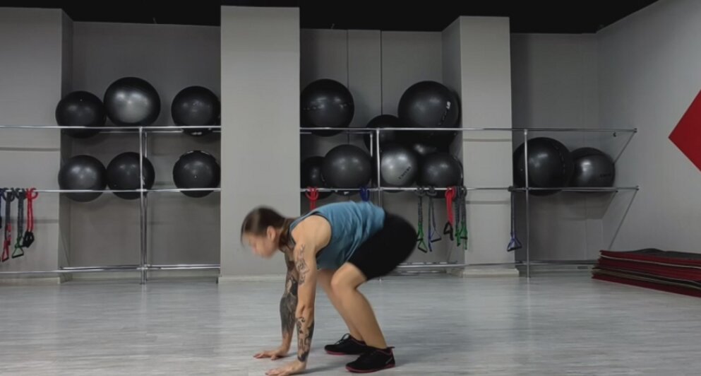 Как делать кардио, если в распоряжении всего два «квадрата»: советы экспертов - Новости Калининграда | Иллюстрация: скриншот видео «Лайфхкер» / Ия Зорина 