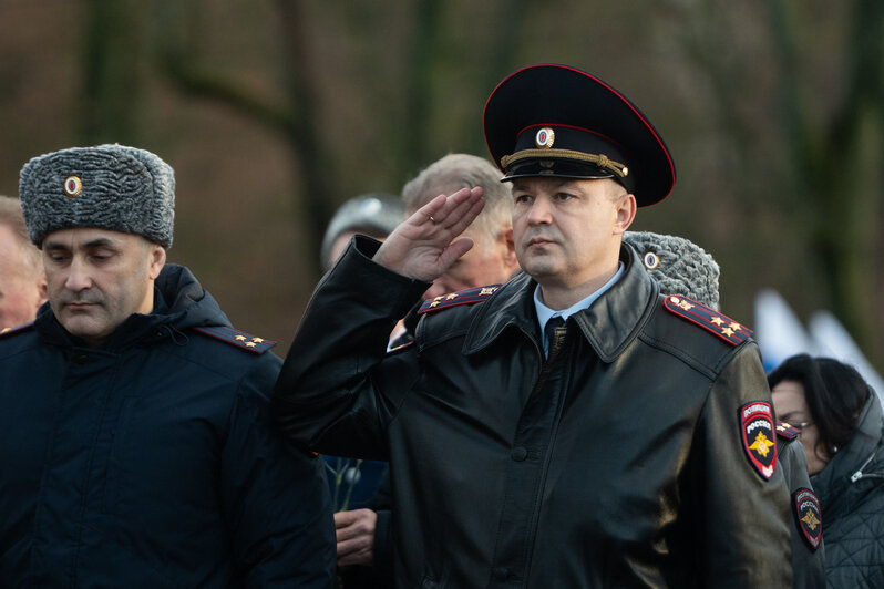 Цветы и минута молчания: в Калининграде отмечают День Героев Отечества (фото) | Фото: Александр Мелехов