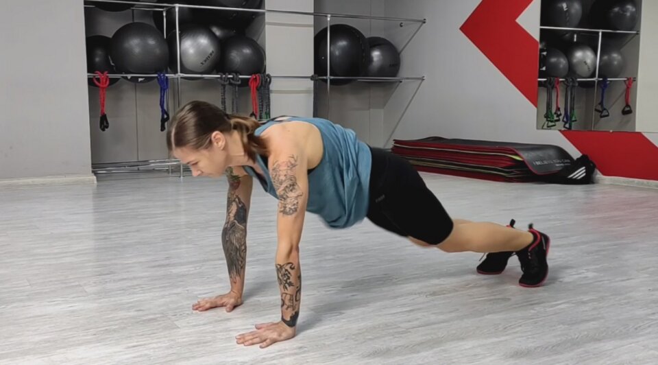 Как делать кардио, если в распоряжении всего два «квадрата»: советы экспертов - Новости Калининграда | Иллюстрация: скриншот видео «Лайфхкер» / Ия Зорина 