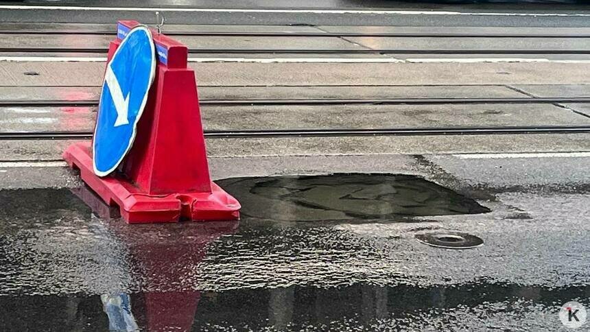 Провал на Советском проспекте: одни машины влетели в яму, другие застряли в пробке (фото) - Новости Калининграда | Фото: «Клопс»