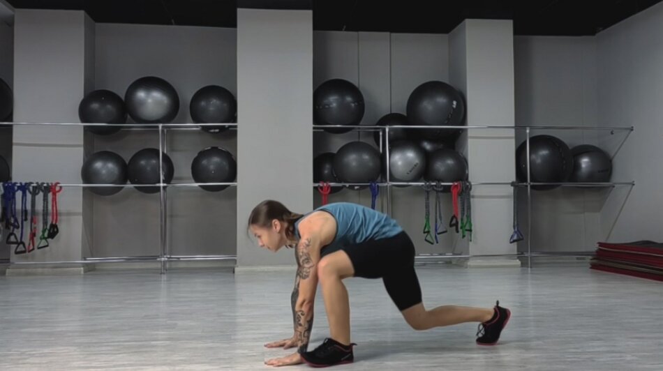 Как делать кардио, если в распоряжении всего два «квадрата»: советы экспертов - Новости Калининграда | Иллюстрация: скриншот видео «Лайфхкер» / Ия Зорина 