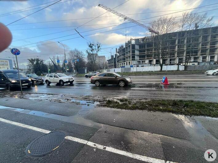 Провал на Советском проспекте: одни машины влетели в яму, другие застряли в пробке (фото) - Новости Калининграда | Фото: «Клопс»