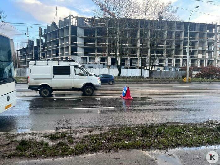 Провал на Советском проспекте: одни машины влетели в яму, другие застряли в пробке (фото) - Новости Калининграда | Фото: «Клопс»