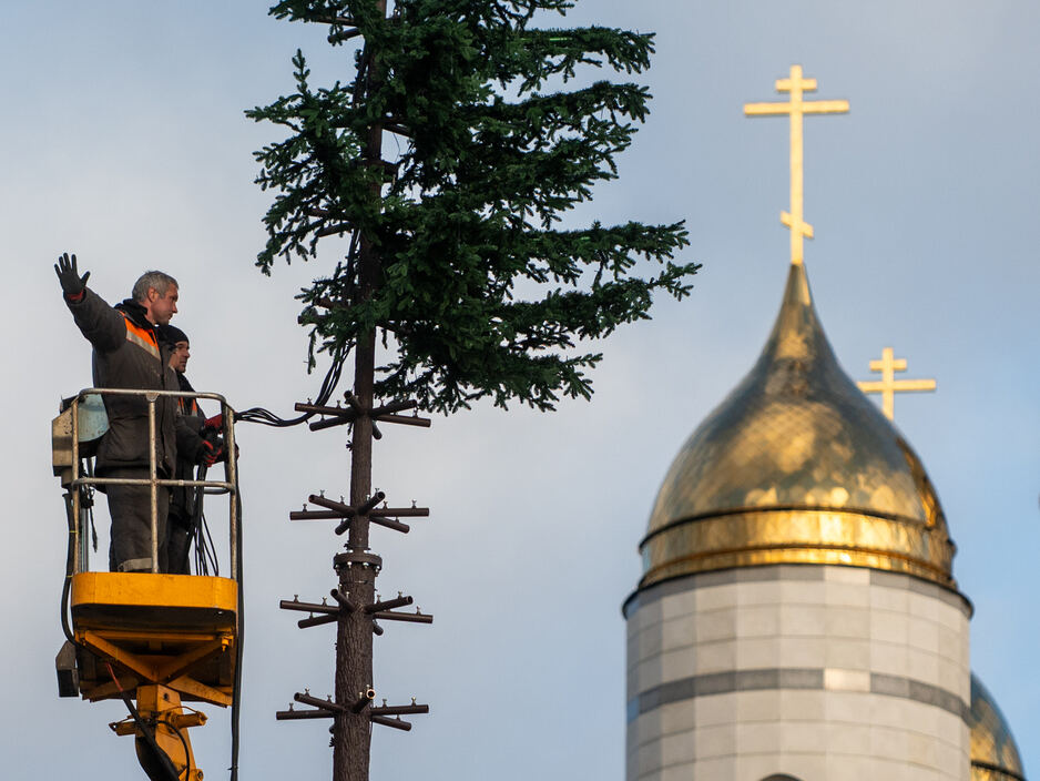 Монтаж новогодней ёлки на площади Победы в Калининграде