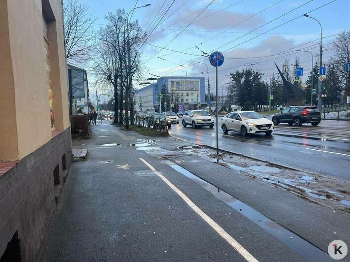 Провал на Советском проспекте: одни машины влетели в яму, другие застряли в пробке (фото) - Новости Калининграда | Фото: «Клопс»