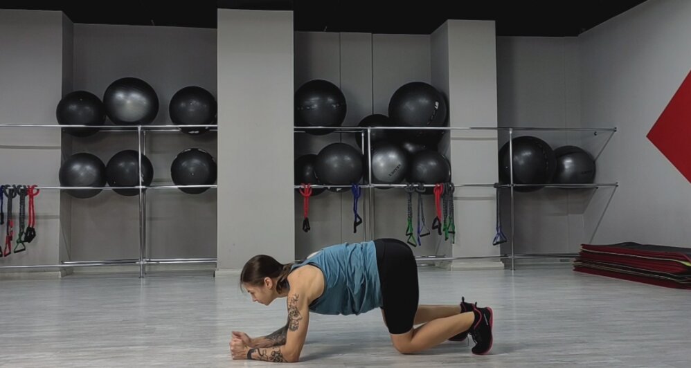 Как делать кардио, если в распоряжении всего два «квадрата»: советы экспертов - Новости Калининграда | Иллюстрация: скриншот видео «Лайфхкер» / Ия Зорина 