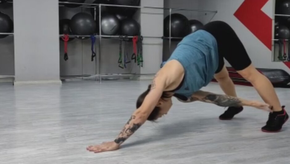 Как делать кардио, если в распоряжении всего два «квадрата»: советы экспертов - Новости Калининграда | Иллюстрация: скриншот видео «Лайфхкер» / Ия Зорина 