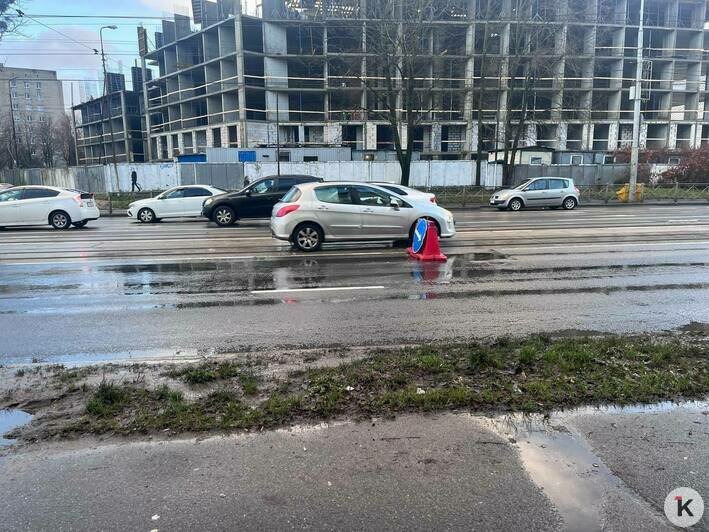 Провал на Советском проспекте: одни машины влетели в яму, другие застряли в пробке (фото) - Новости Калининграда | Фото: «Клопс»