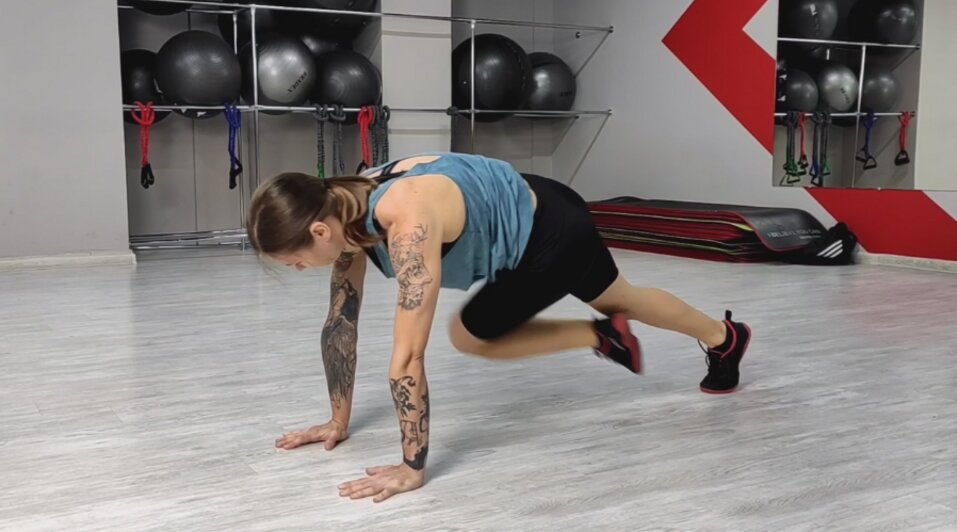 Как делать кардио, если в распоряжении всего два «квадрата»: советы экспертов - Новости Калининграда | Иллюстрация: скриншот видео «Лайфхкер» / Ия Зорина 