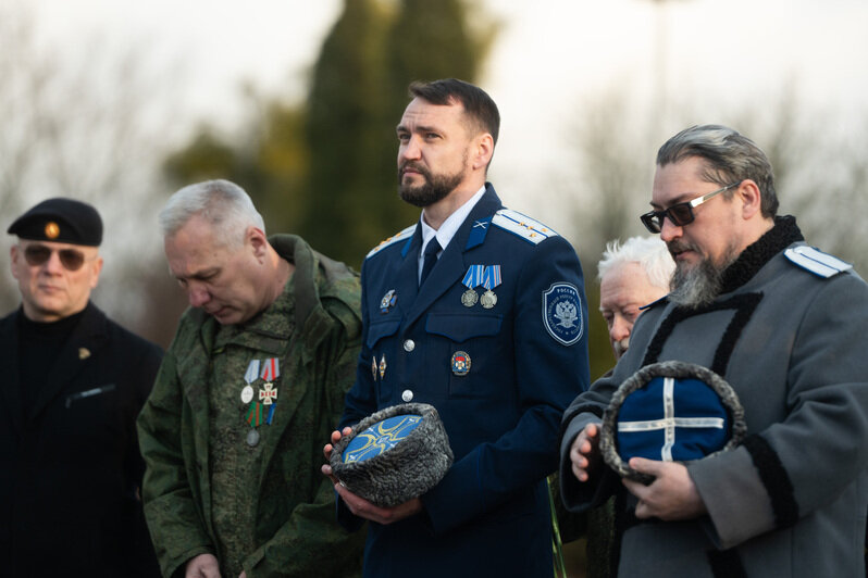Цветы и минута молчания: в Калининграде отмечают День Героев Отечества (фото) | Фото: Александр Мелехов