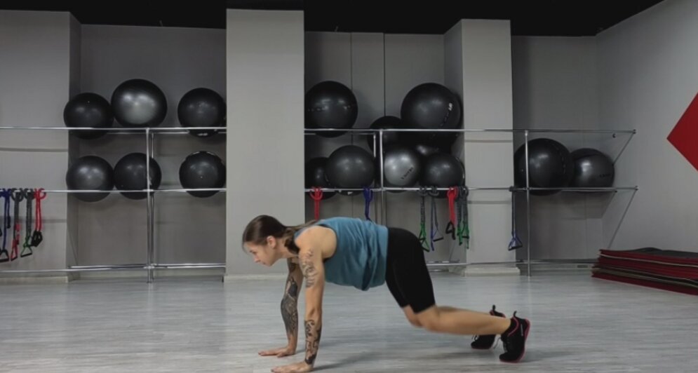 Как делать кардио, если в распоряжении всего два «квадрата»: советы экспертов - Новости Калининграда | Иллюстрация: скриншот видео «Лайфхкер» / Ия Зорина 