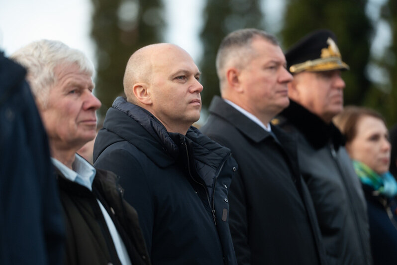 Цветы и минута молчания: в Калининграде отмечают День Героев Отечества (фото) | Фото: Александр Мелехов