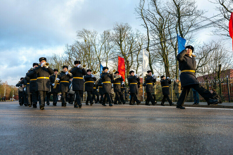 Цветы и минута молчания: в Калининграде отмечают День Героев Отечества (фото) | Фото: Александр Мелехов