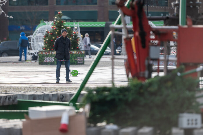 Наблюдающих за процессом много. | Фото: Александр Мелехов