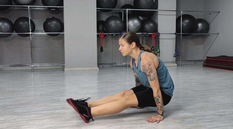 Как делать кардио, если в распоряжении всего два «квадрата»: советы экспертов - Новости Калининграда | Иллюстрация: скриншот видео «Лайфхкер» / Ия Зорина 