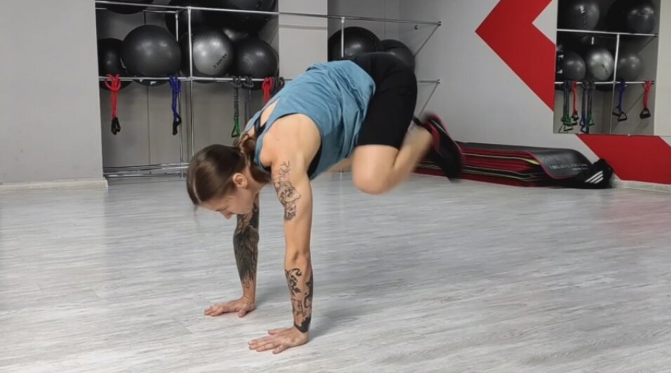 Как делать кардио, если в распоряжении всего два «квадрата»: советы экспертов - Новости Калининграда | Иллюстрация: скриншот видео «Лайфхкер» / Ия Зорина 