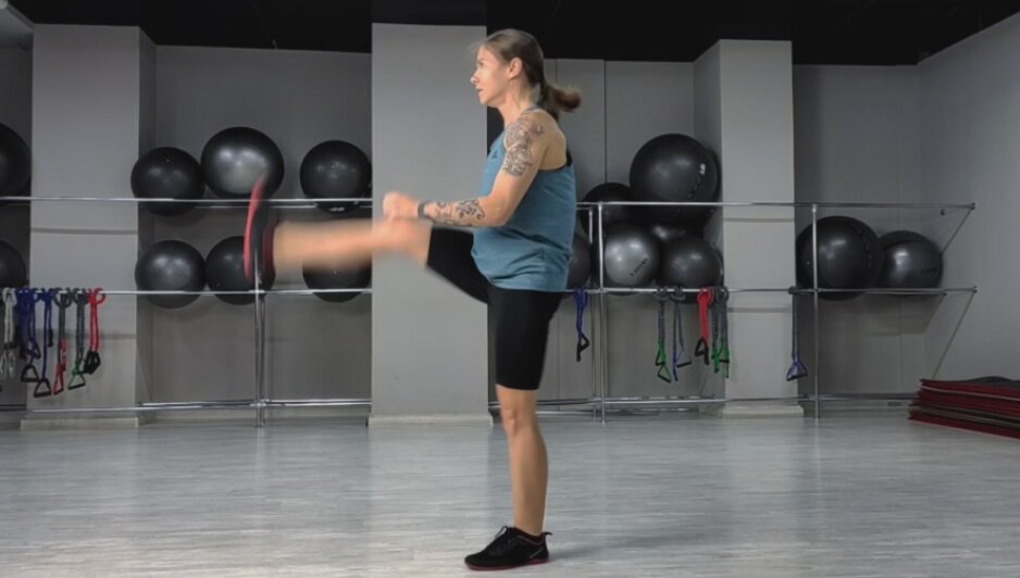 Как делать кардио, если в распоряжении всего два «квадрата»: советы экспертов - Новости Калининграда | Иллюстрация: скриншот видео «Лайфхкер» / Ия Зорина 